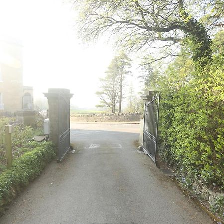 Entire Victorian Lodge In A Privately Gated Estate With Secure Parking For Two Cars And A Newly Refurbished Bathroom Exterior foto