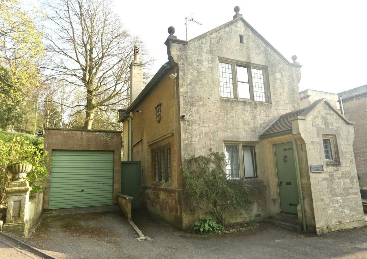Entire Victorian Lodge In A Privately Gated Estate With Secure Parking For Two Cars And A Newly Refurbished Bathroom Exterior foto