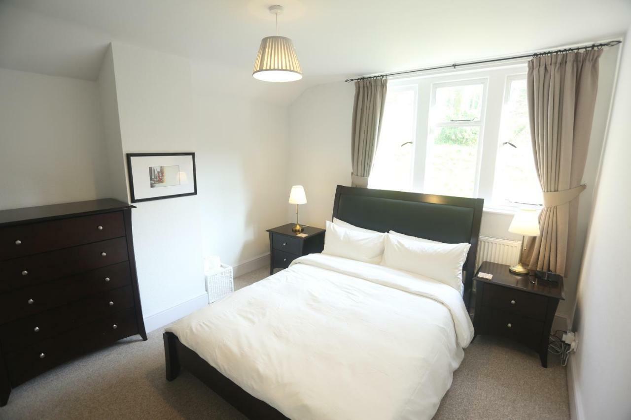 Entire Victorian Lodge In A Privately Gated Estate With Secure Parking For Two Cars And A Newly Refurbished Bathroom Exterior foto