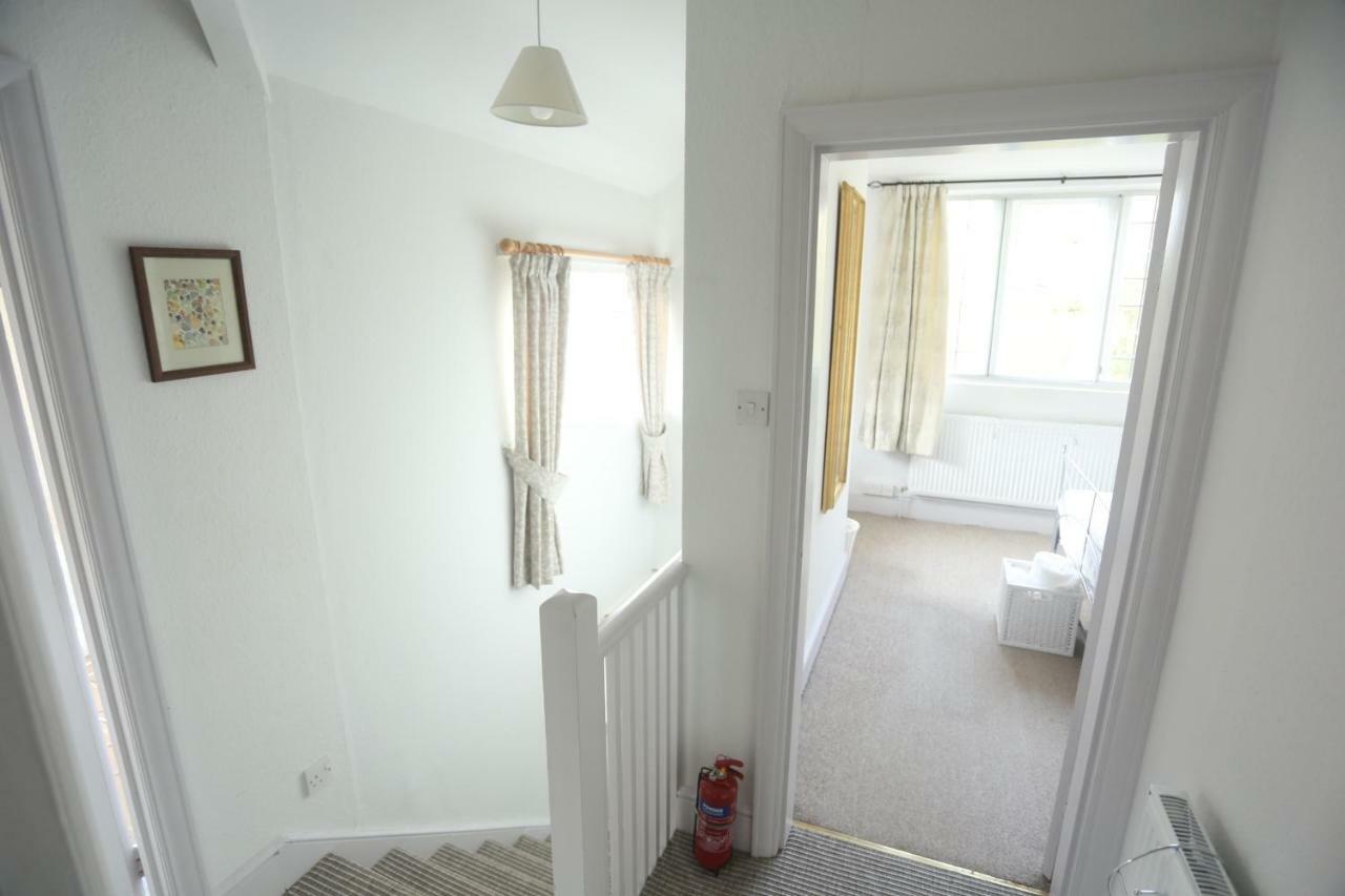 Entire Victorian Lodge In A Privately Gated Estate With Secure Parking For Two Cars And A Newly Refurbished Bathroom Exterior foto