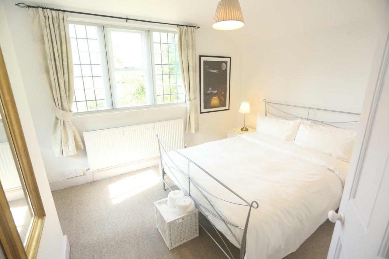 Entire Victorian Lodge In A Privately Gated Estate With Secure Parking For Two Cars And A Newly Refurbished Bathroom Exterior foto