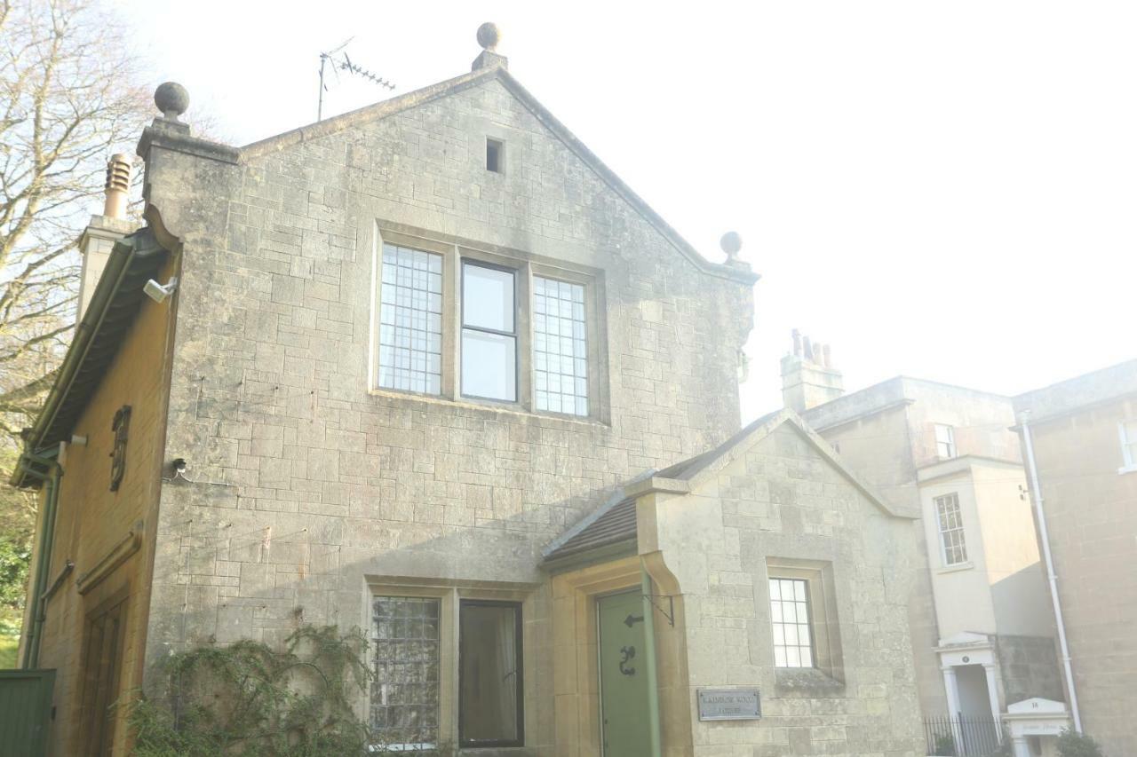 Entire Victorian Lodge In A Privately Gated Estate With Secure Parking For Two Cars And A Newly Refurbished Bathroom Exterior foto